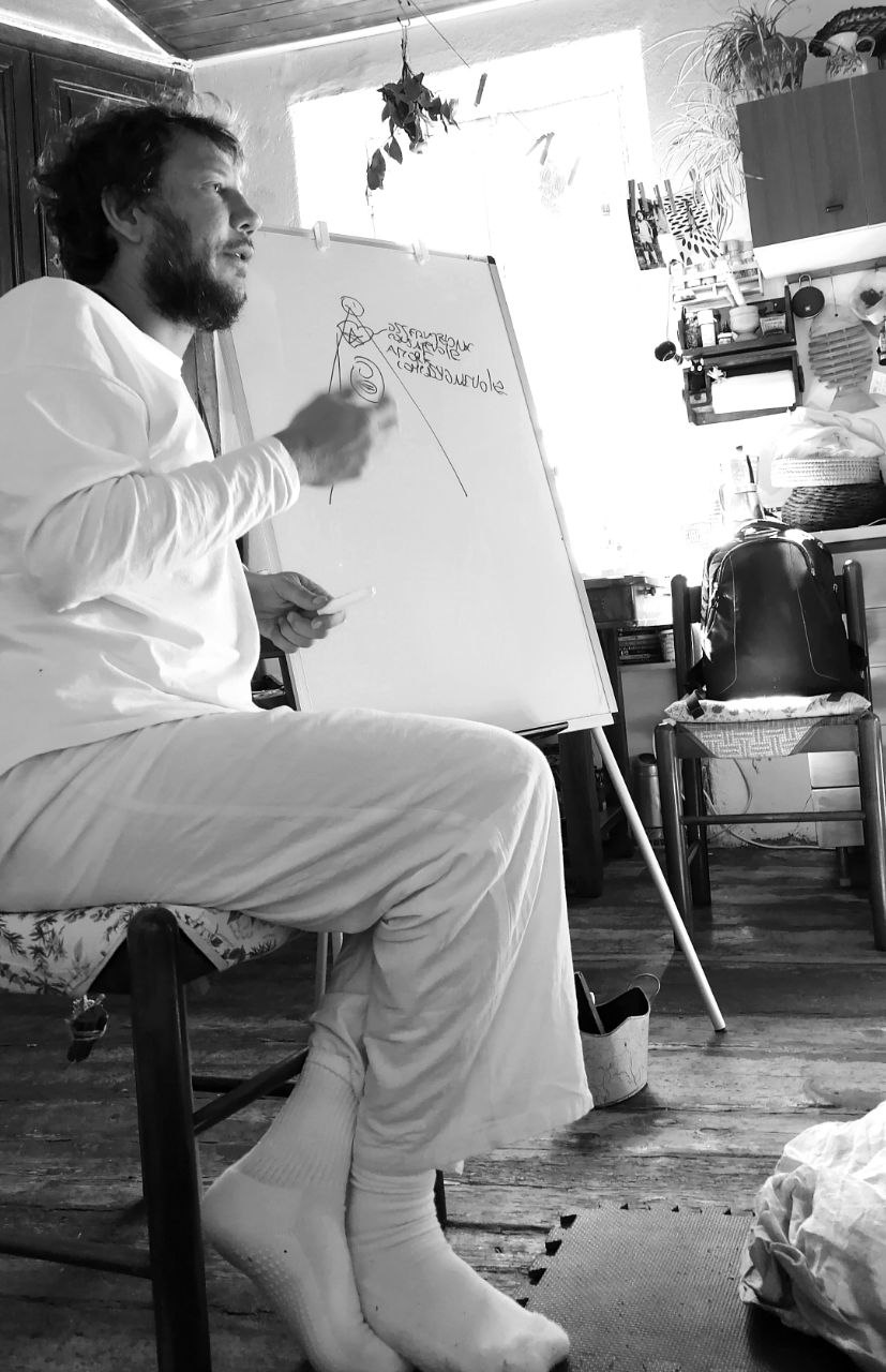 Matteo Hu psicologo transpersonale insegna a una classe di counselor