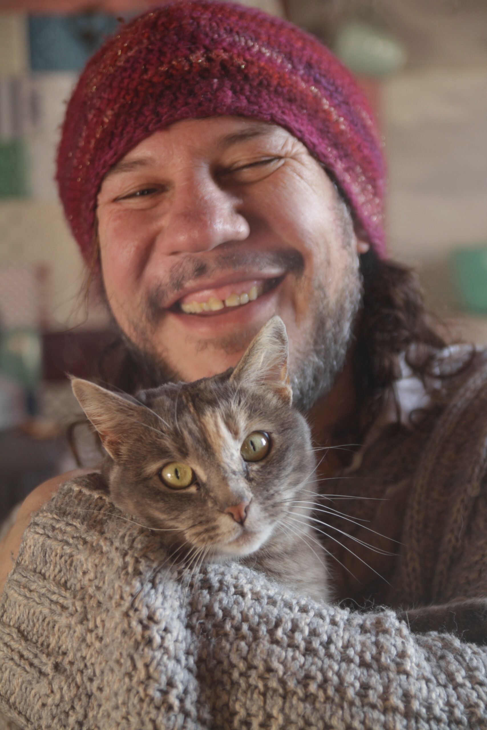 Matteo Hu tenendo il braccio il suo gatto