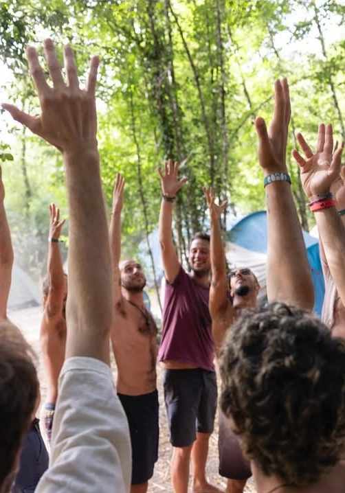 Giovani uomini con le mani alzate per la psicologia transpersonale