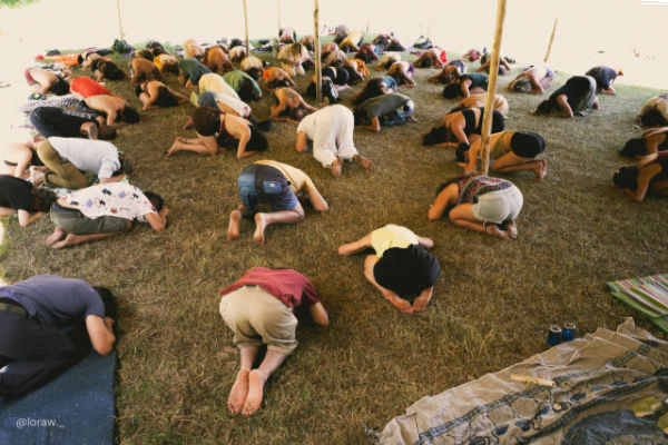 Gruppi terapeutici transpersonali uomini con le mani alzate