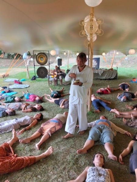 Matteo Hu facilitando un gruppo di psicologia transpersonale