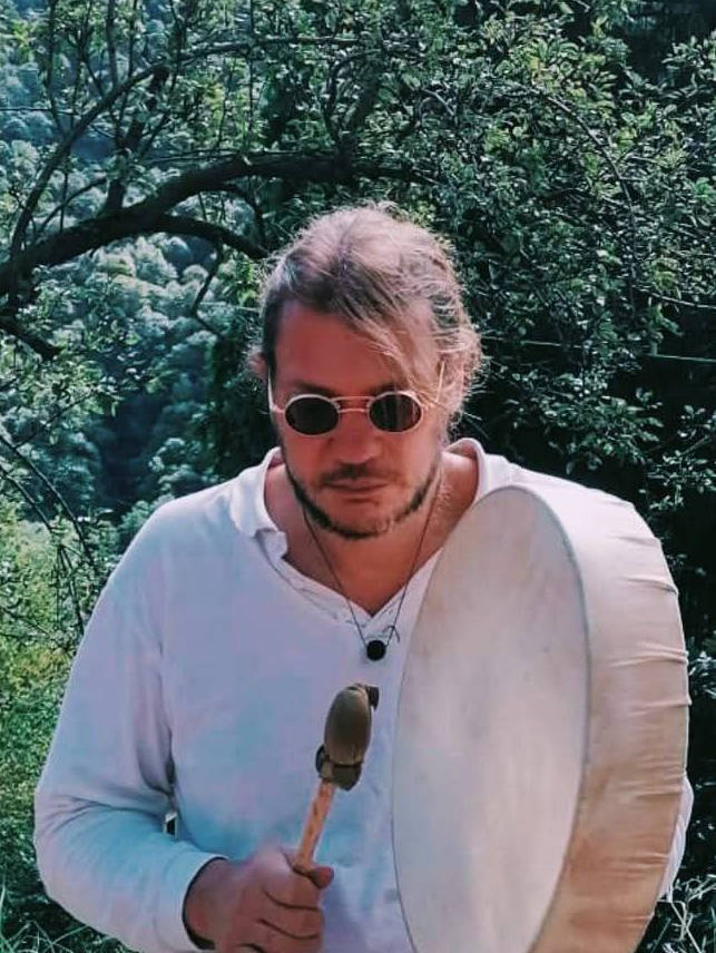 Matteo Hu psiologo transpersonale suona il tamburo<br />
